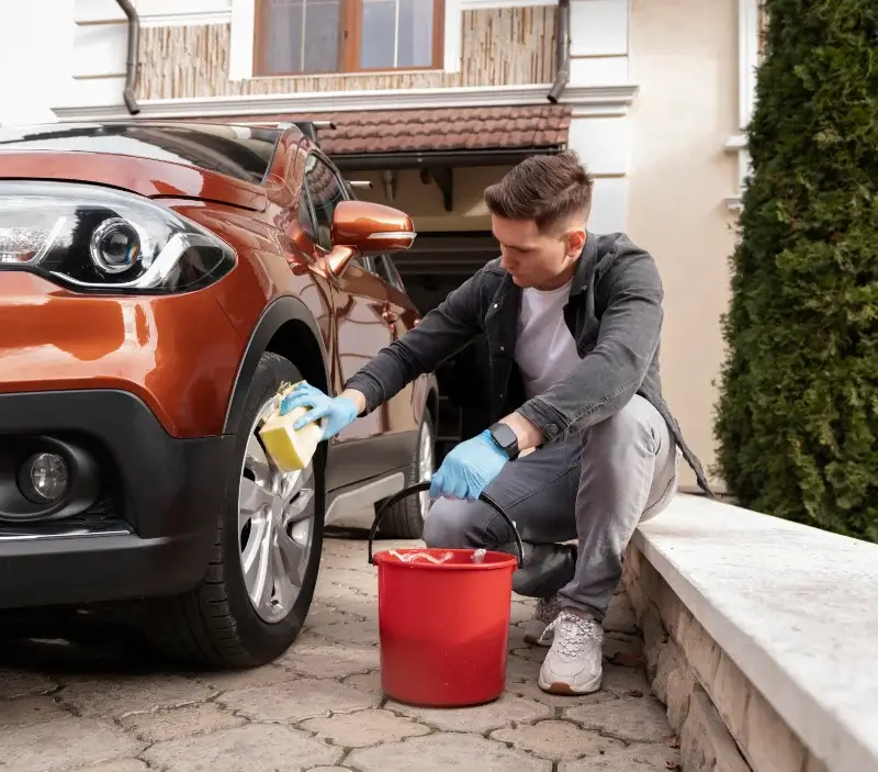 Lavage auto à domicile Bédarieux : professionnel intervenant sur un véhicule